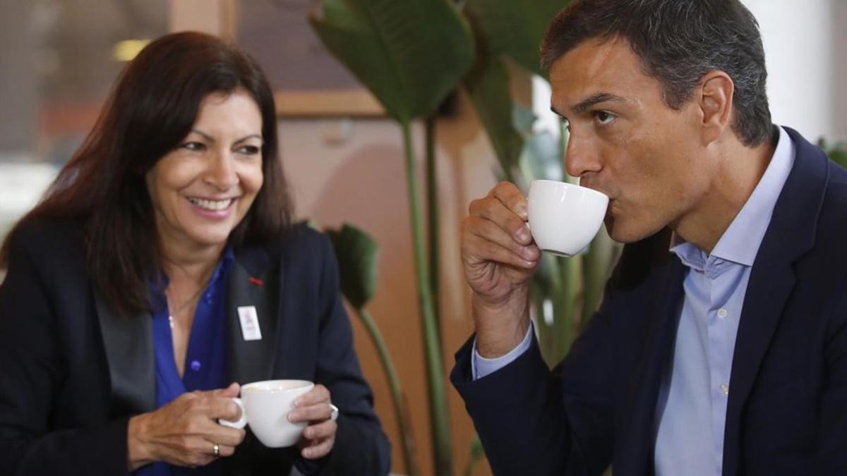 Pedro Sánchez y Anne Hidalgo desayunan en el Círculo de Bellas Artes de Madrid.