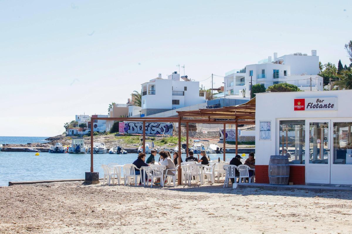 Personas disfrutando de los primeros días de apertura de Bar Flotante en Talamanca