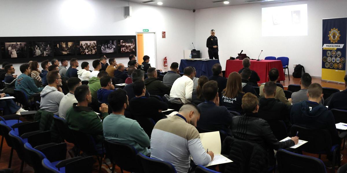 La sesión, enmarcada dentro del área de formación Genpol, se ha desarrollado en el Museo del Azulejo Manolo Safont.