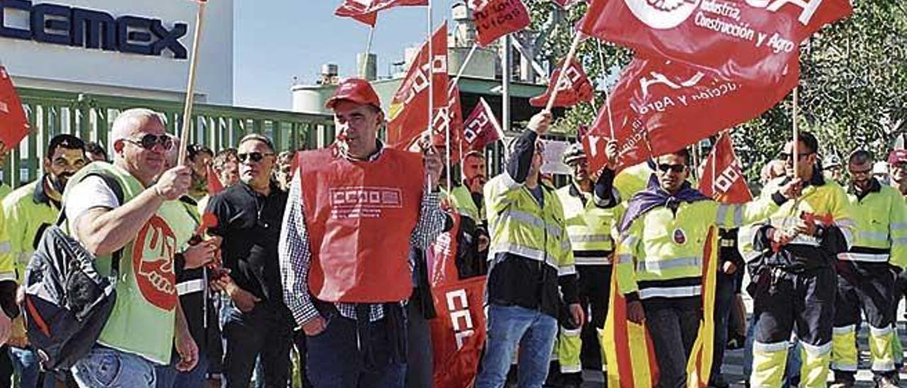 Empleados de Cemex, en una pasada acciÃ³n reivindicativa con motivo del cierre de la planta.