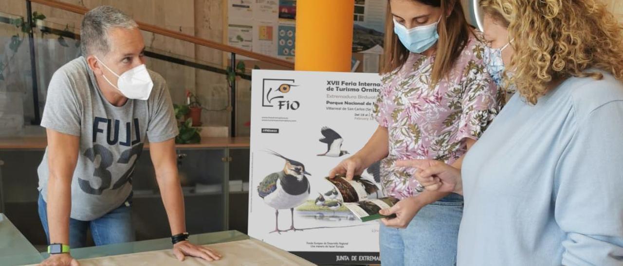 Isabel Socorro durante los preparativos de la visita a la Feria Internacional de Turismo Ornitológico en Extremadura