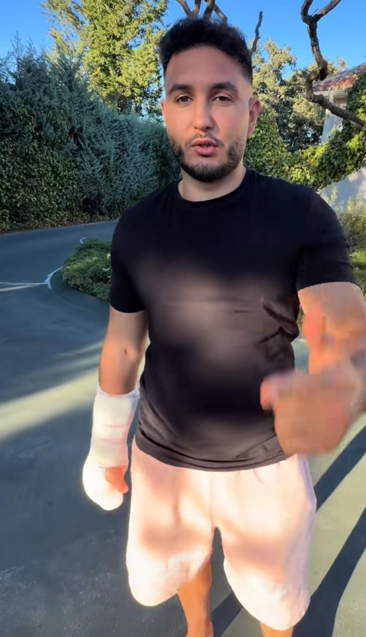 Omar Montes con el brazo escayolado ya está en su casa