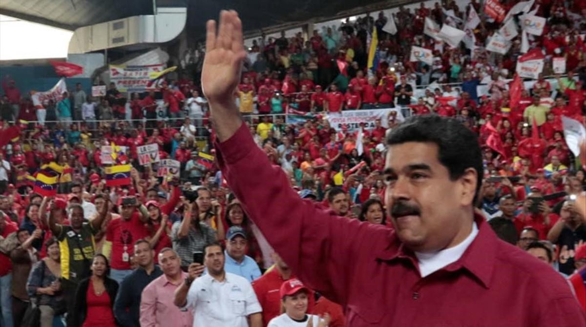 zentauroepp39232118 venezuela s president nicolas maduro waves during a pro gove170709180322