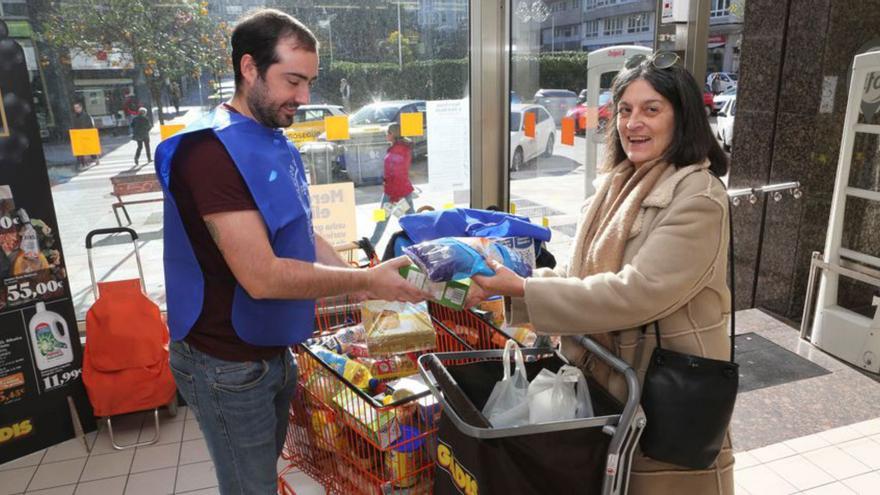 Entrega de alimentos en un Gadis de la ciudad. |   // IAGO LÓPEZ