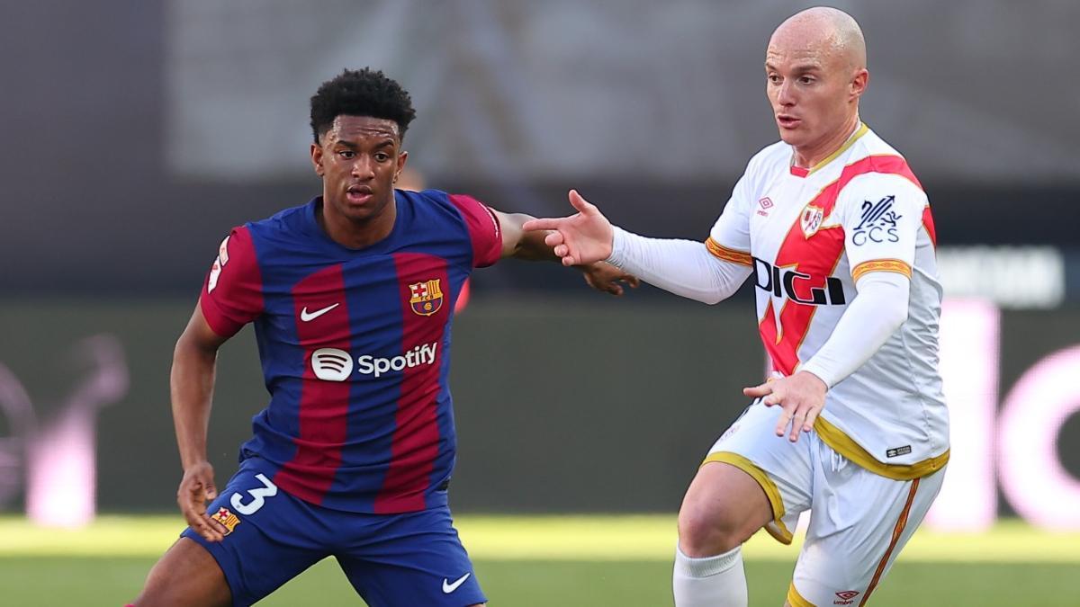 Alejandro Balde, en acción ante el Rayo Vallecano