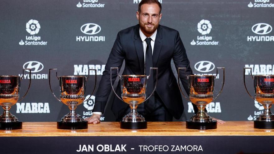 Jan Oblak posa con los Trofeos Zamora conseguidos a lo largo de estas temporadas.