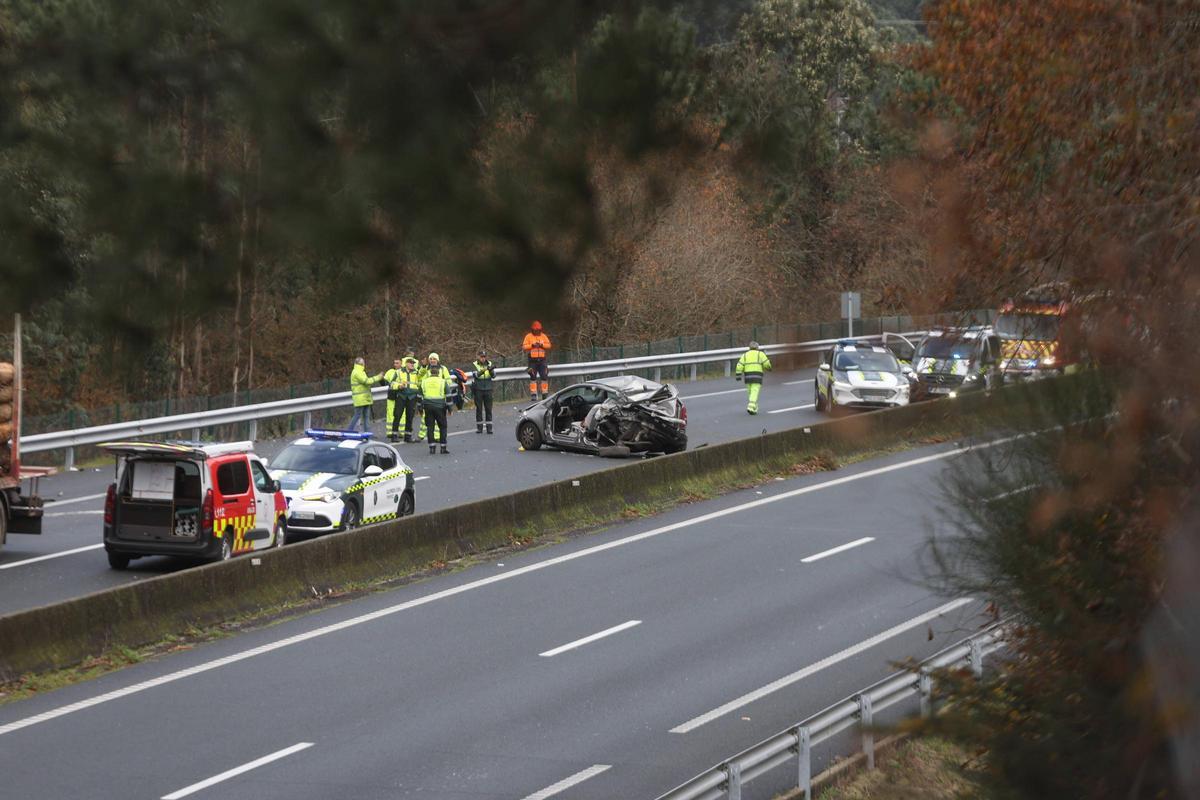 Un accidente entre un camión de mercancías peligrosas y un turismo deja dos heridos y dificulta la circulación en la AP-9