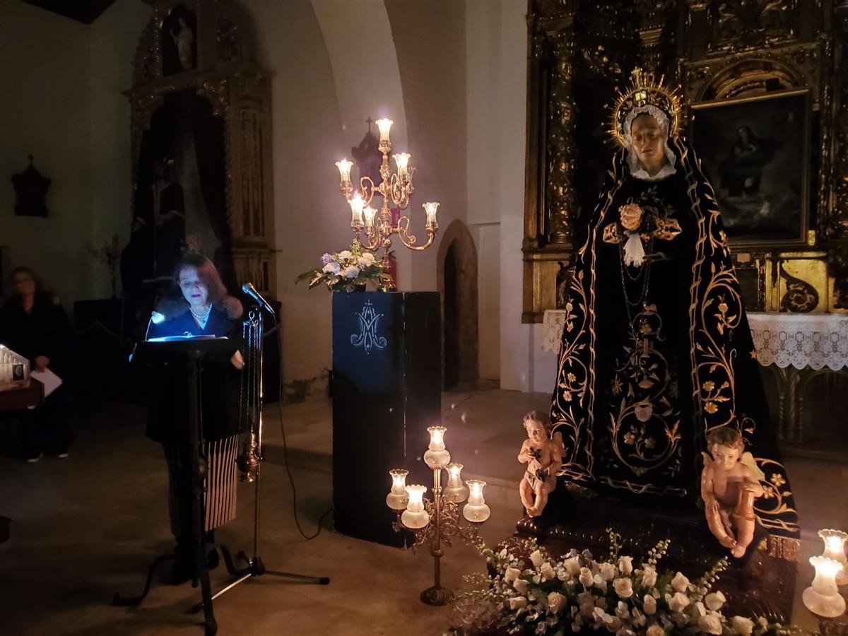 GALERÍA | Besamanos a la Virgen de la Soledad de Toro en la iglesia de Santa Catalina