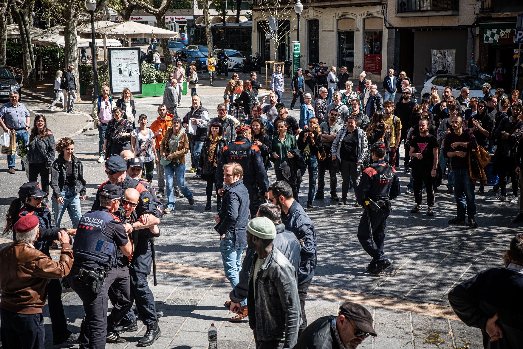 Antifeixistes protesten en l'acte de campanya de Vox a Cris Rei