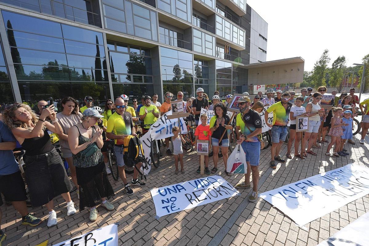 Les imatges de la concentració de rebuig a la condemna pel conductor que va matar una ciclista als Àngels