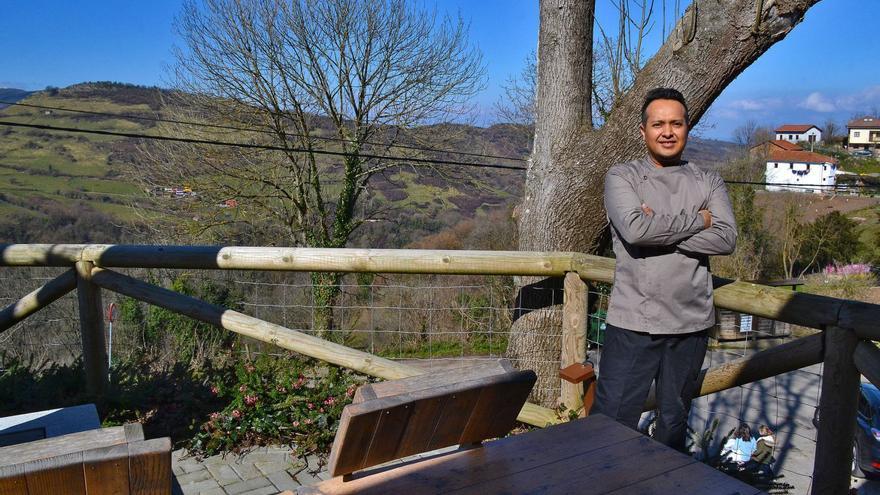 Cebollas rellenas en el cielo de Asturias: la cocina fusión que sirven en Linares