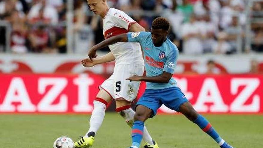 Lemar pugna una pelota con un rival.