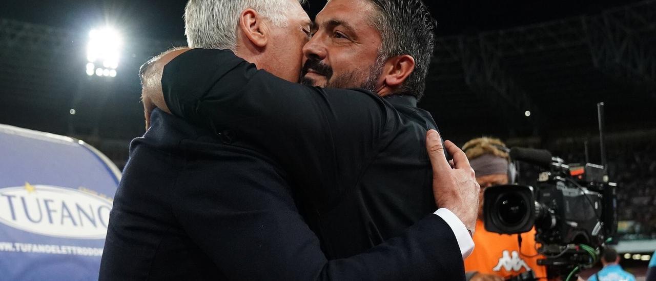 Ancelotti y Gattuso se abrazan en la previa de un partido