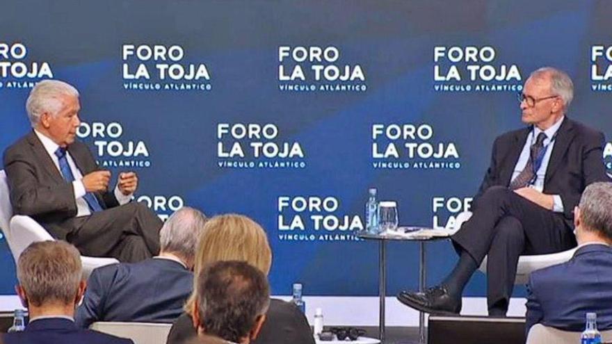 Antonio Saraiva, a la izquierda, y Antón Costas, a la derecha, durante la charla que mantuvieron con Antonio Garamendi ayer en el Foro.