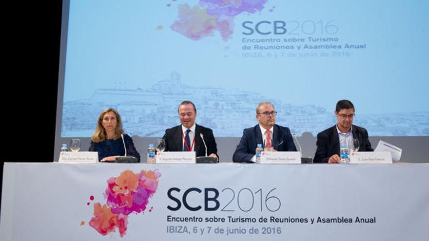 De izquierda a derecha, Carmen Ferrer, Augusto Hidalgo, Vicent Torres y Juan Ávila, ayer en la inauguración.