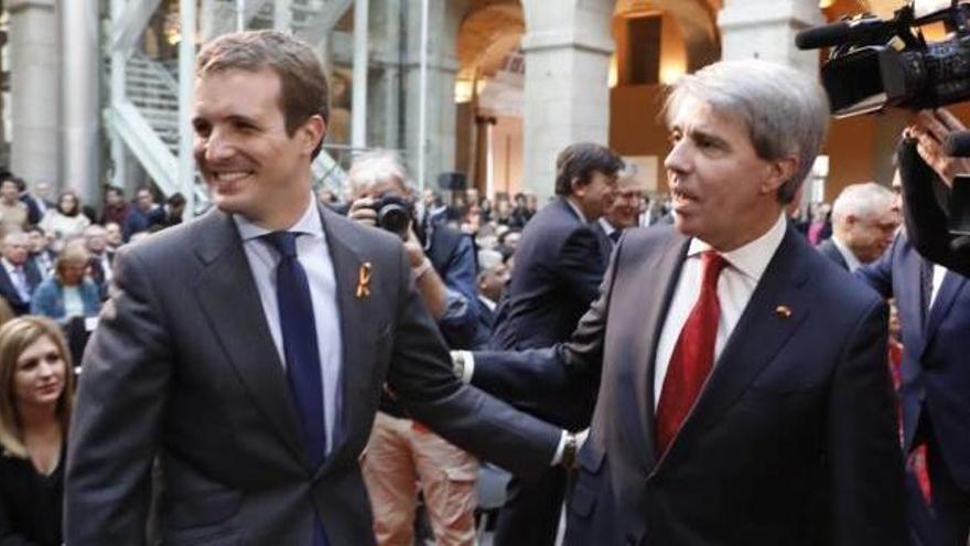 Casado, a la foto amb el president madrileny, va apostar per parlar en primer lloc amb Ciutadans