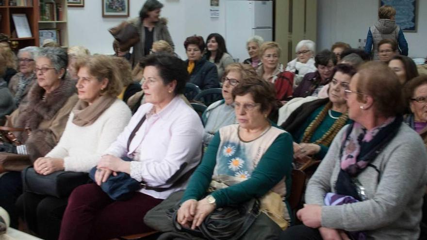 Público asistente a la asamblea en Albandi.