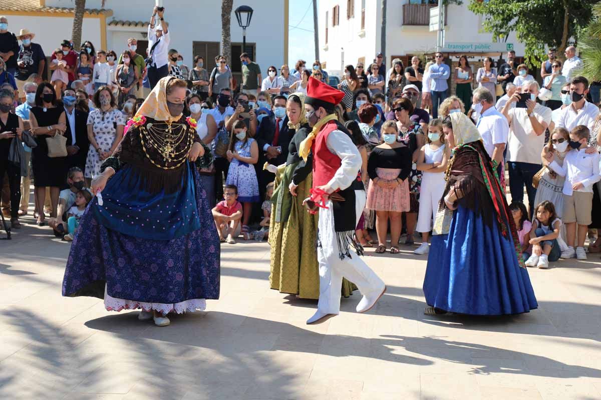 Misa, procesión y 'ball pagès' en el Pilar de la Mola