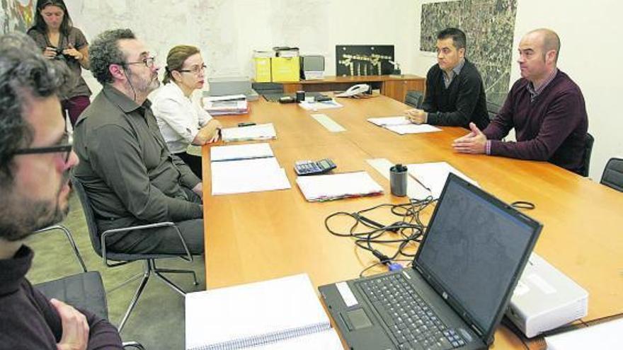 Félix Juncal y Martín Villanueva, en una reunión con la secretaria xeral de Urbanismo y técnicos.  // X.A.