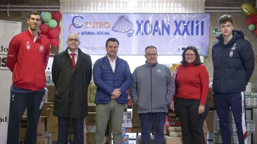 Imagen de archivo de la acción solidaria realizada por el Obradoiro para conseguir alimentos en el partido que los enfrentó ante el Joventut / |  OBRADOIRO