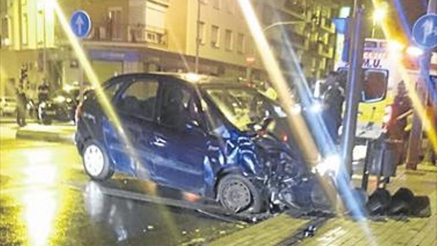 Un conductor ebrio deja un herido tras colisionar en la avenida Alcora