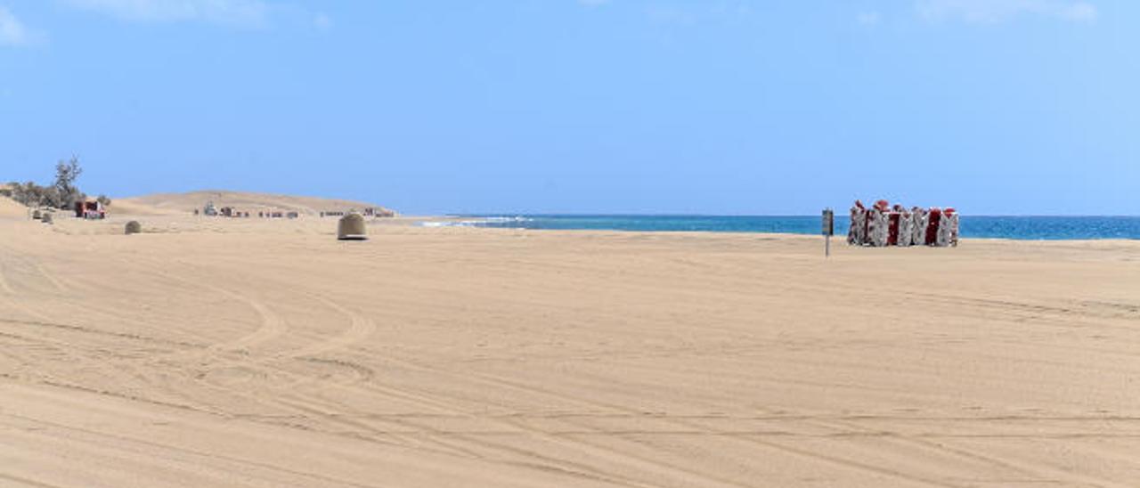 Panorámica de una zona de la desértica Playa del Inglés, en Maspalomas, desde que se decretara la alarma.
