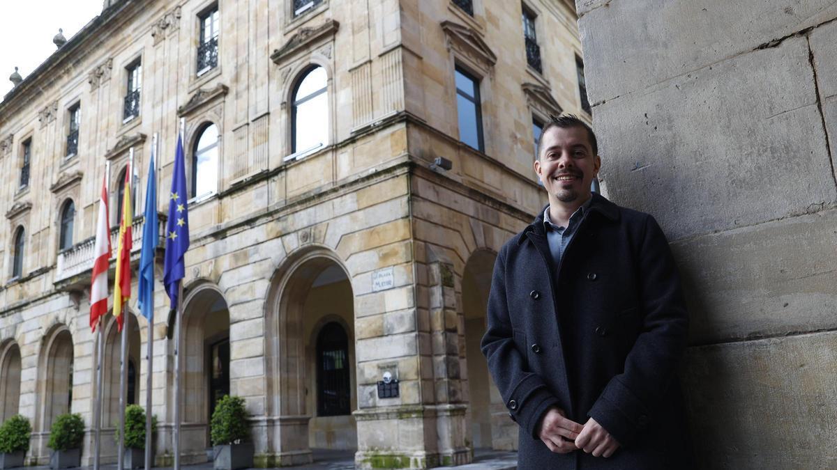 Javier Suárez Llana, con la Casa Consistorial al fondo.
