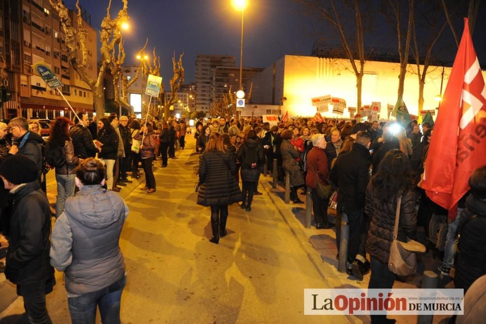 Varios centenares de manifestantes rechazan el concierto de Bachillerato y FP