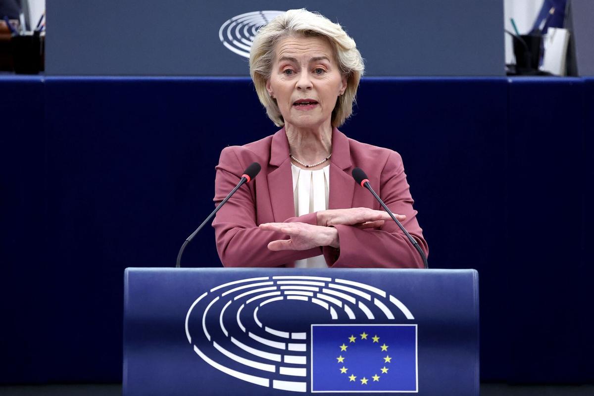 La presidenta de la Comisión Europea, Ursula von der Leyen, habla durante un debate conjunto sobre la preparación de la reunión del Consejo Europeo del 19 y 20 de marzo de 2026 y sobre la operación militar estadounidense-israelí contra Irán, en el Parlamento Europeo en Estrasburgo, en el este de Francia, el 11 de marzo de 2026. (Foto de FREDERICK FLORIN / AFP)