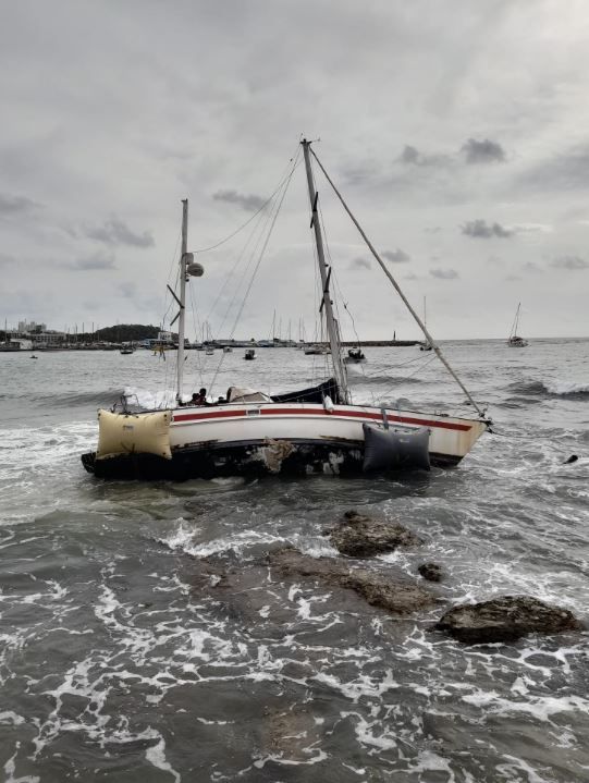 Mira aquí las imágenes de cómo sacan, por segunda vez, el velero embarrancado en Santa Eulària