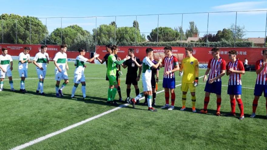 Los jugadores del Elche saludan a los del Atlético Madrileño antes del comienzo del partido