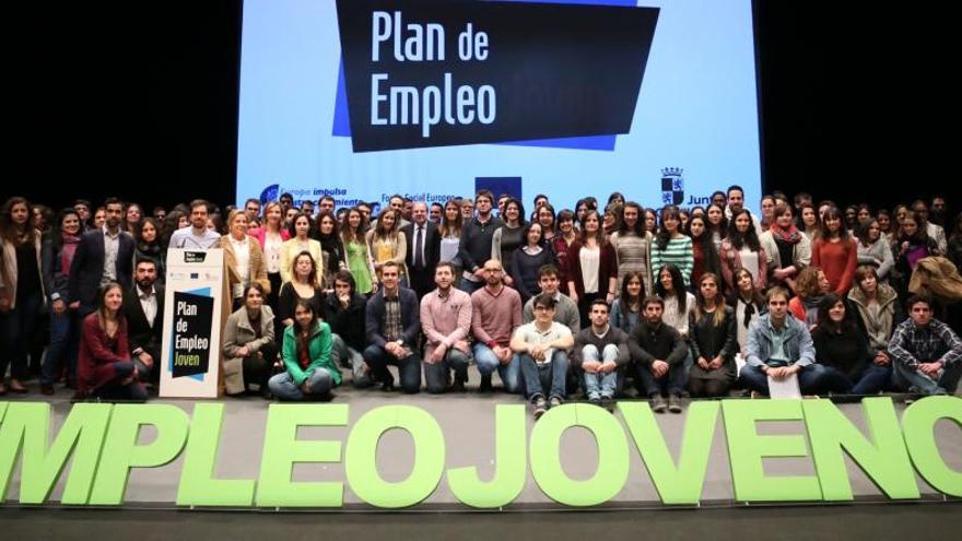 El presidente de la Junta, con los jóvenes en la presentación del Plan de Empleo Juvenil