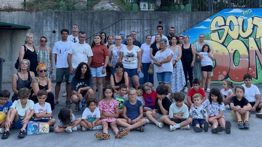 Familias del colegio Souto-Donas, concentradas ayer en el patio.