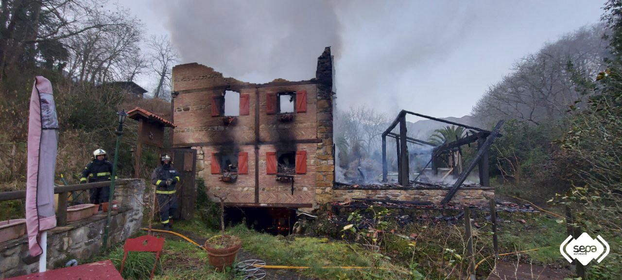 EN IMÁGENES: Las impresionantes fotografías del incendio de la casa de Piloña donde murió una mujer