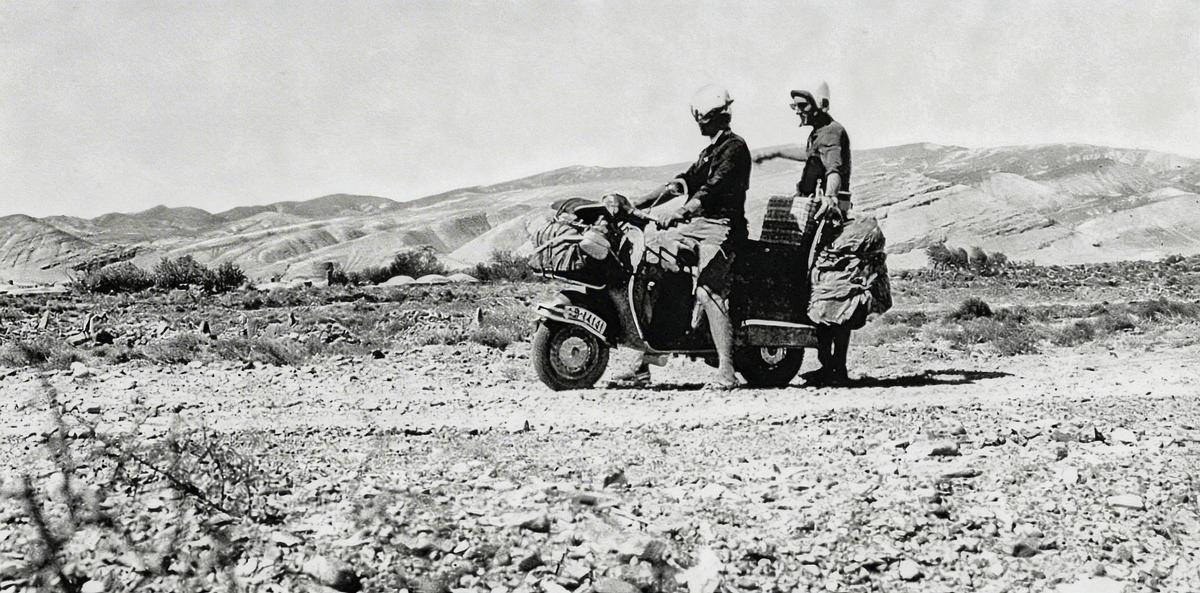 Els dos joves durant el seu viatge mític amb Vespa.