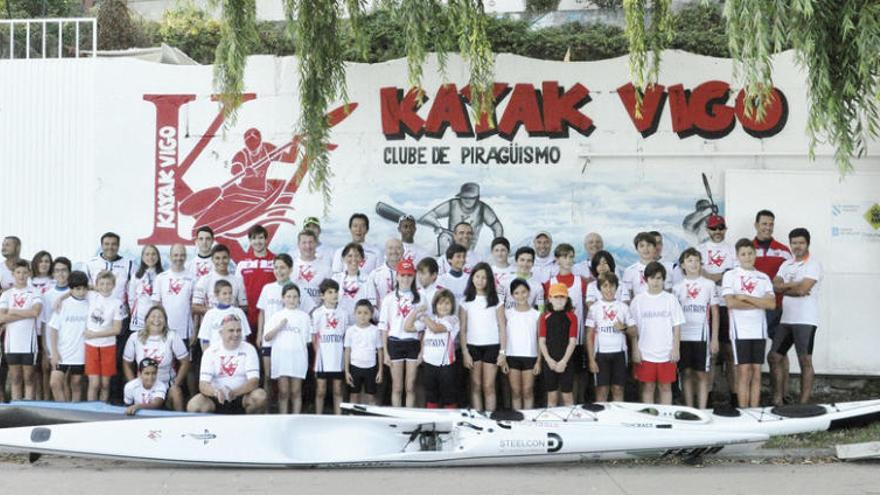 Los integrantes del Club Kayak Vigo, en Bouzas. // FDV