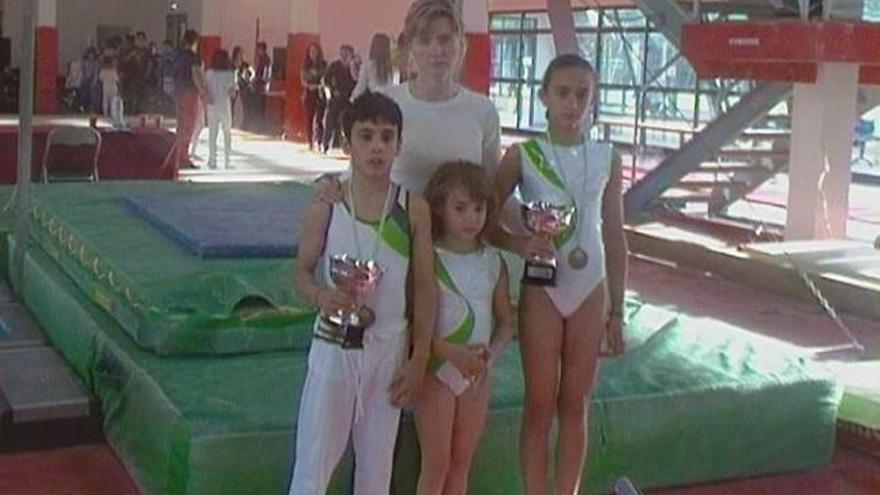 Los gimnastas alcoyanos con sus respectivos trofeos.