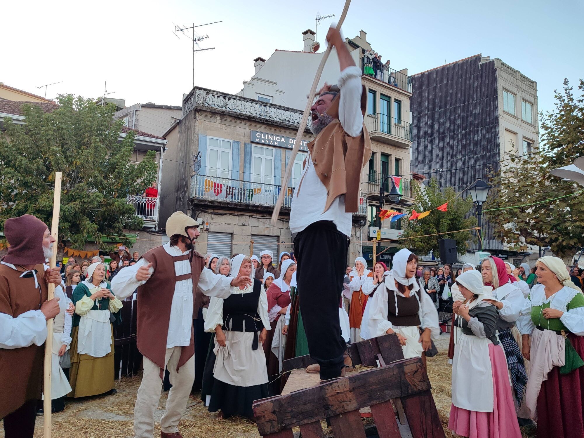 REPRESENTACION TEATRAL DE LA INVASION TURCA DEFENSA DA VILA POR LAS CALLES DE CANGAS