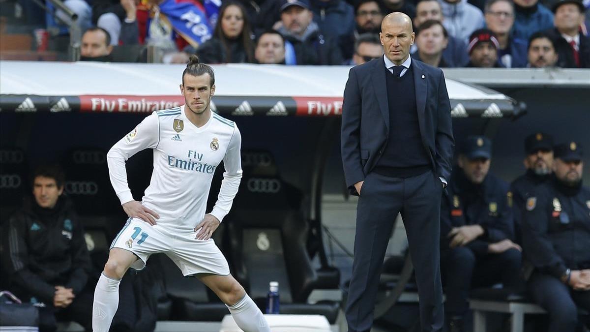 Bale y Zidane, poco antes de la entrada del galés en el campo