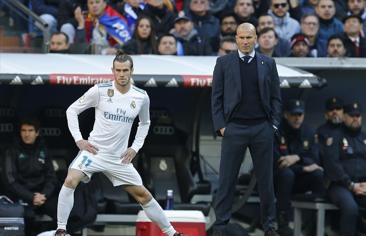 undefined41401639 real madrid s gareth bale stretches next to real madrid s he171223162447