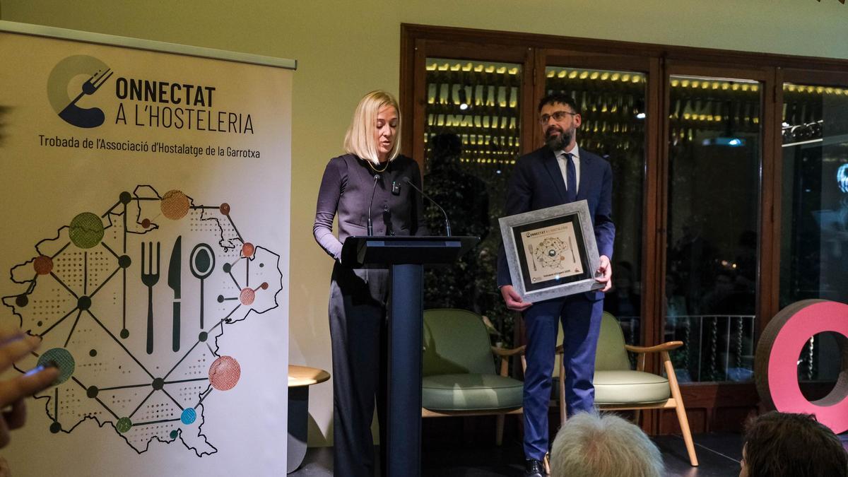 D’esquerra a dreta: Sílvia Del Moral, responsable de Del Moral, i Gerard Xifra, president de l’Associació d’Hostalatge de la Garrotxa.