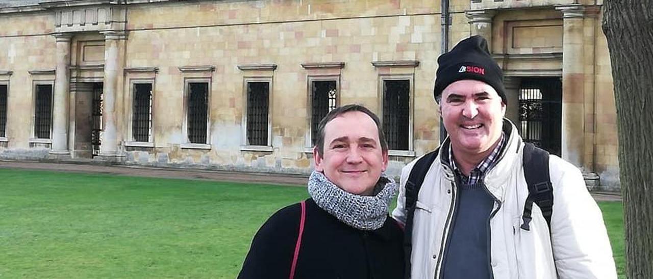 Los investigadores José Martínez (i) y Amir Ashur en la Universidad de Cambridge