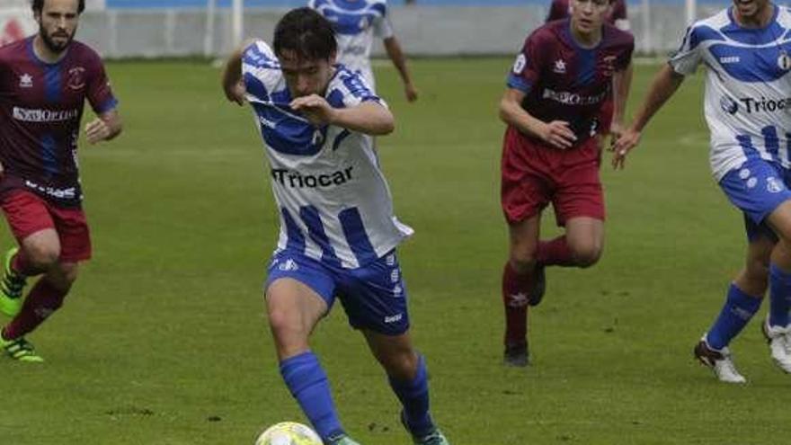 Santullano, en un acción en el derbi ante el Navarro.