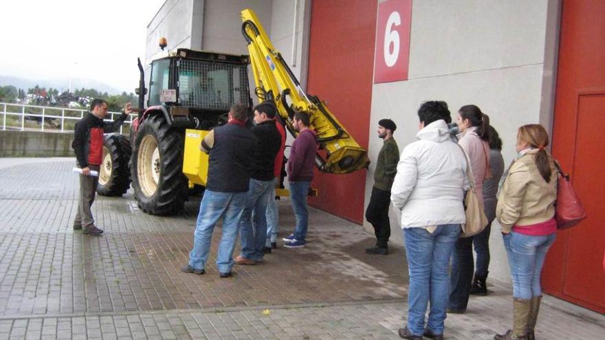 El monitor Juan Rodríguez, durante la sesión práctica con los alumnos.