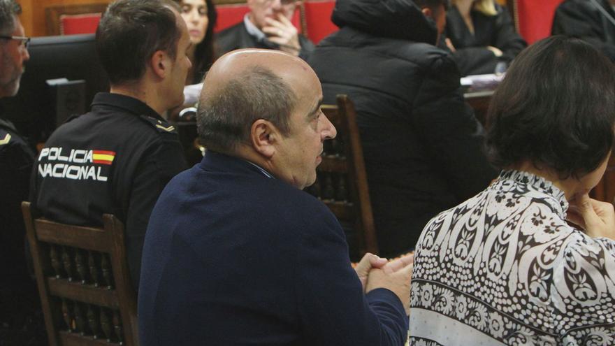 Forenses del Imelga, en primer término, con el acusado al fondo, ayer, en Ourense. | Iñaki Osorio