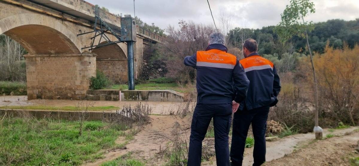 Miembros de Protección Civil vigilan el río en Llucena.
