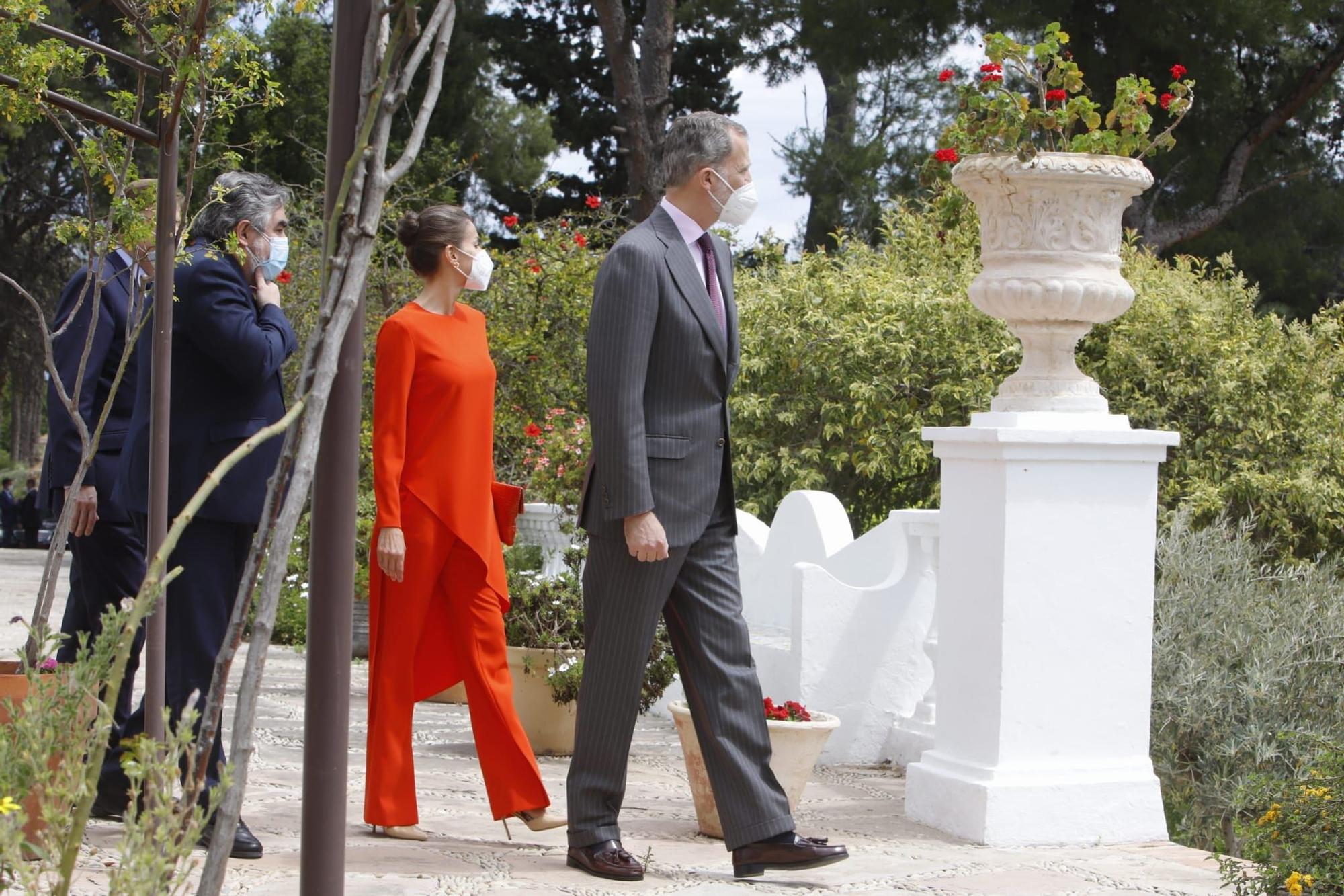 El vibrante look 'low cost' de la reina Letizia en Oliva para la entrega del Cervantes a Brines