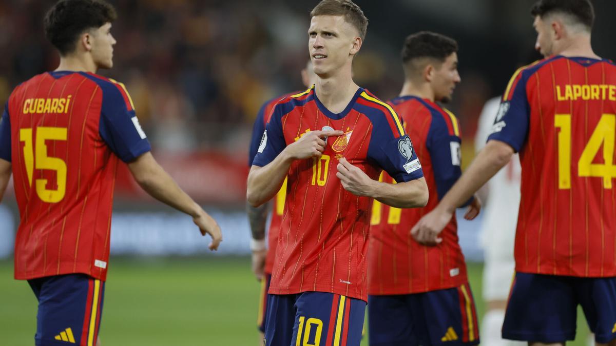 El centrocampista de la selección española, Dani Olmo, tras conseguir el primer gol del combinado español durante el encuentro correspondiente a la fase de clasificación para el Mundial 2026 que disputan España y Turquía en el estadio de La Cartuja, en Sevilla. EFE / José Manuel Vidal.