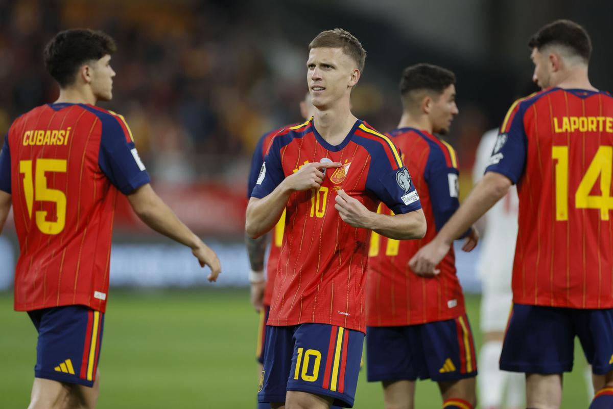 El centrocampista de la selección española, Dani Olmo, tras conseguir el primer gol del combinado español durante el encuentro correspondiente a la fase de clasificación para el Mundial 2026 que disputan España y Turquía en el estadio de La Cartuja, en Sevilla. EFE / José Manuel Vidal.