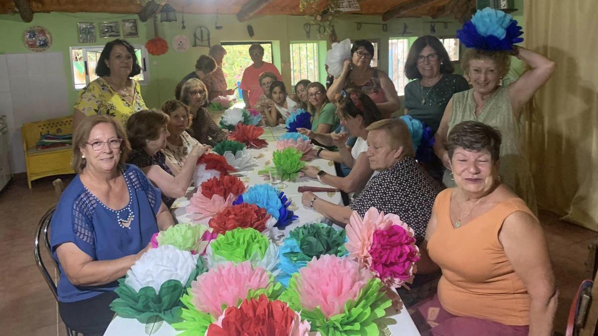 Las asociaciones locales se vuelcan en la elaboración de 4.000 flores de papel para la Fiesta de los Tableros.